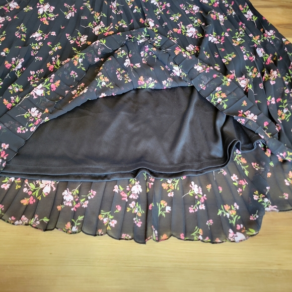NWT VINCE CAMUTO Black Floral Linned Pleated Midi Skirt - Picture 6 of 8